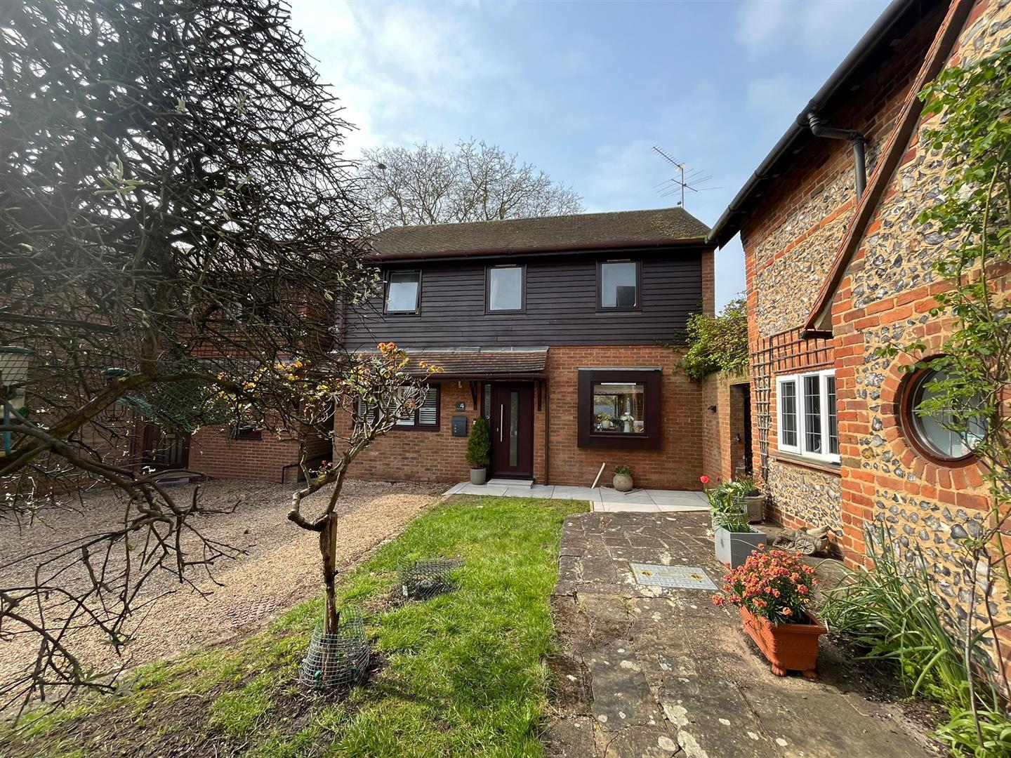 3 bed property in Oak Tree Road, Marlow